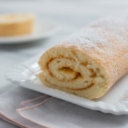 Schnell was Süßes: Eine Biskuitroulade ist einfach gemacht.