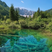 Türkisblau schimmert das geheimnisvolle Meerauge, das auch im Winter nicht zufriert – im Hintergrund das mächtige Massiv der Vertatscha