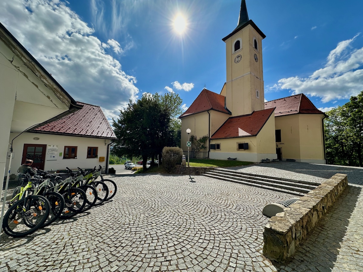 Im Tourismusbüro neben der Kirche in Jeruzalem kann man E-Bikes mieten.