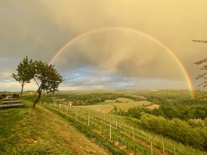 Wie im Märchen: ein bunter Regenbogen spannt sich über die Landschaft unterhalb des Hotels.