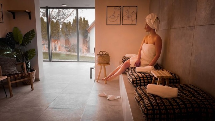 Genießen Sie Spa-Erlebnis mit Sauna und Whirlpool.