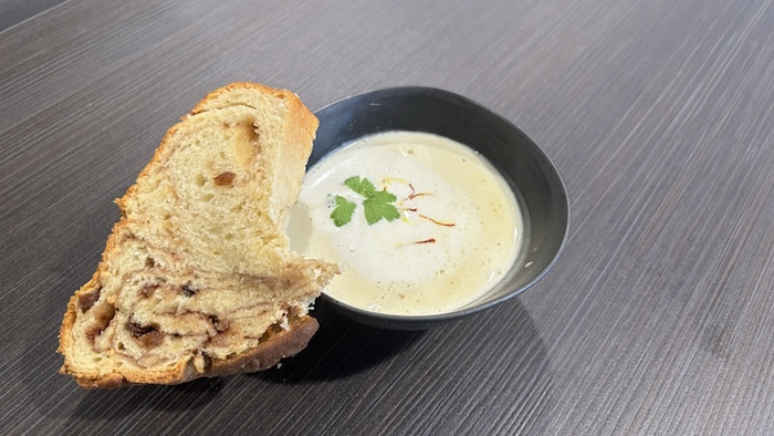 Schön cremig, leicht gelb und würzig muss die Suppe sein, dazu wird traditionell Reindling serviert.  