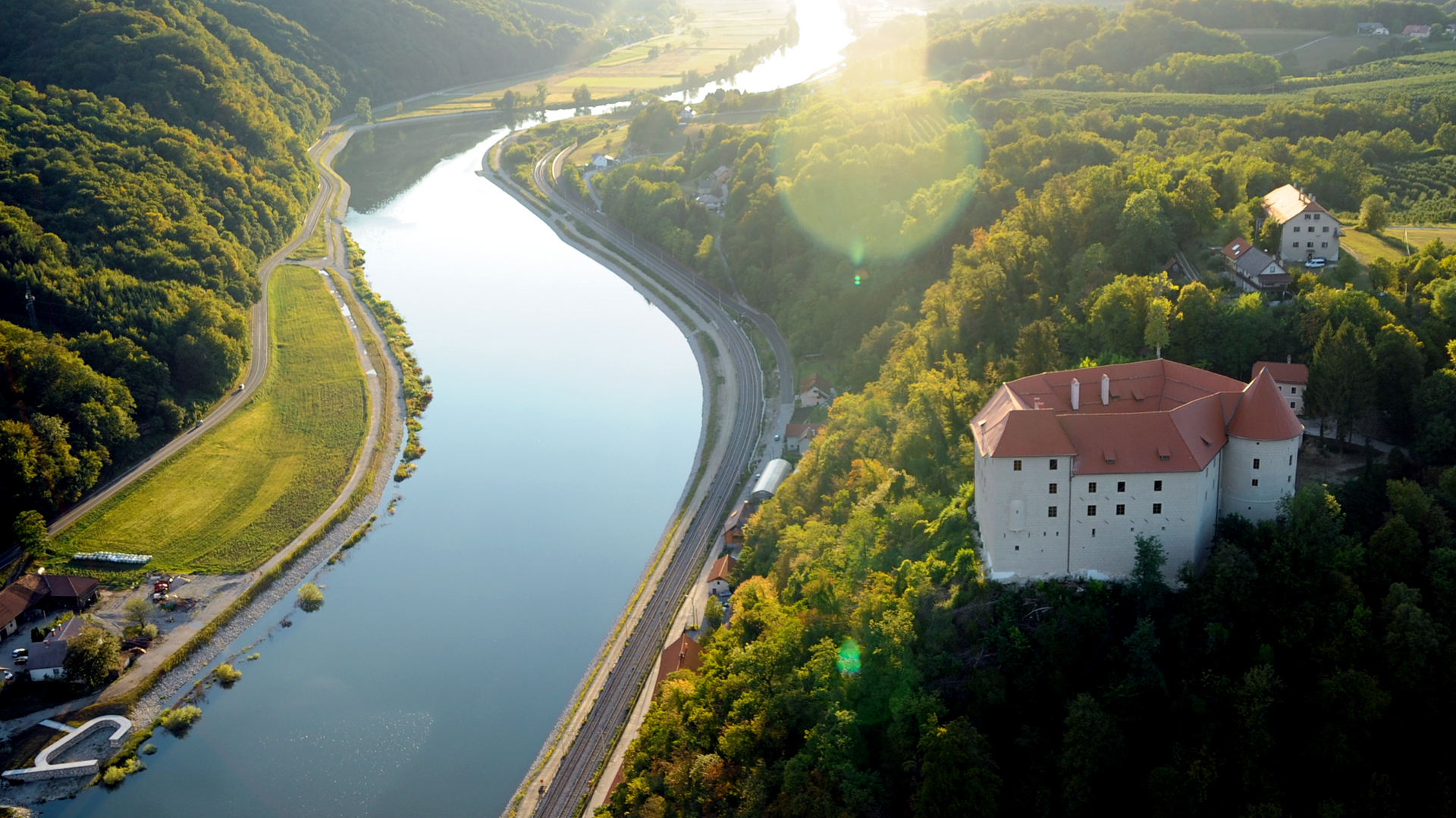 Zahlreiche Burgen und Schlösser liegen am Ufer der Save, wie die Burg Rajhenburg