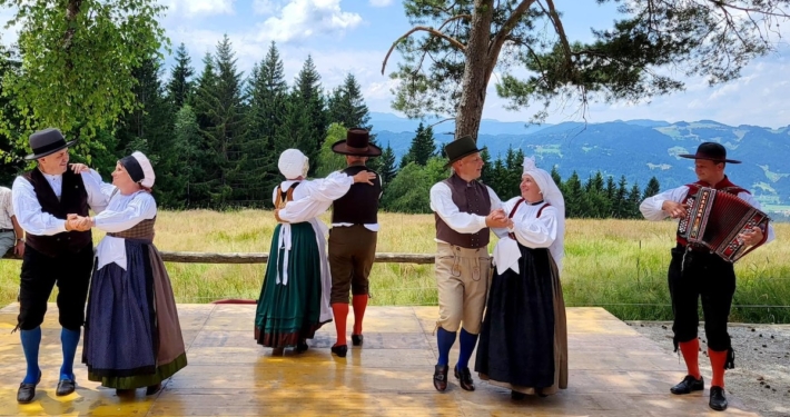 Eine heimische Folkloregruppe unterhielt die Gruppe mit Musik, Tanz und Gesang.