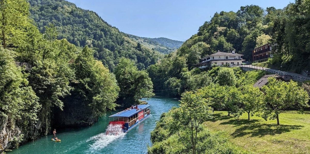 Mit dem Ausflugsschiff geht es auch einige Kilometer flussaufwärts.