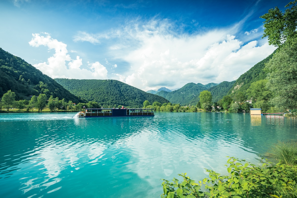 An Bord der Ladja Lucija kann man den See ganz gemütlich erkunden.