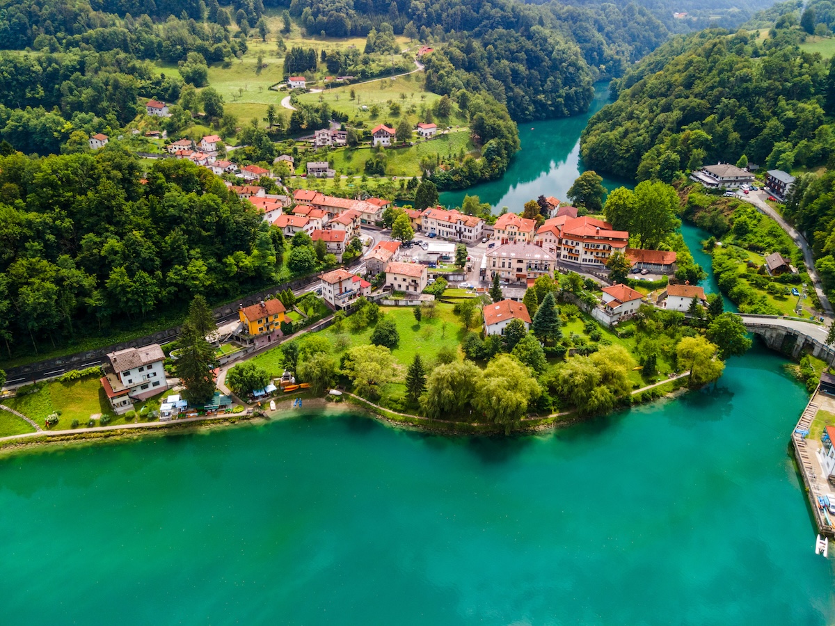 Ein idyllischer Ort: Most na Soči am Zusammenfluss von Soča und Idrija.