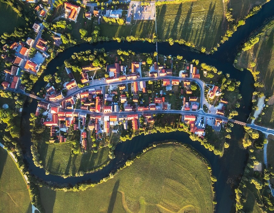 Die kleine Stadt Kostanjevica liegt auf einer Insel.