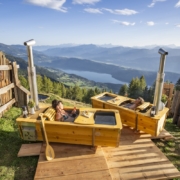 Entspannung hoch über dem Millstätter See: Baden im Holztrog auf der Alexander Alm