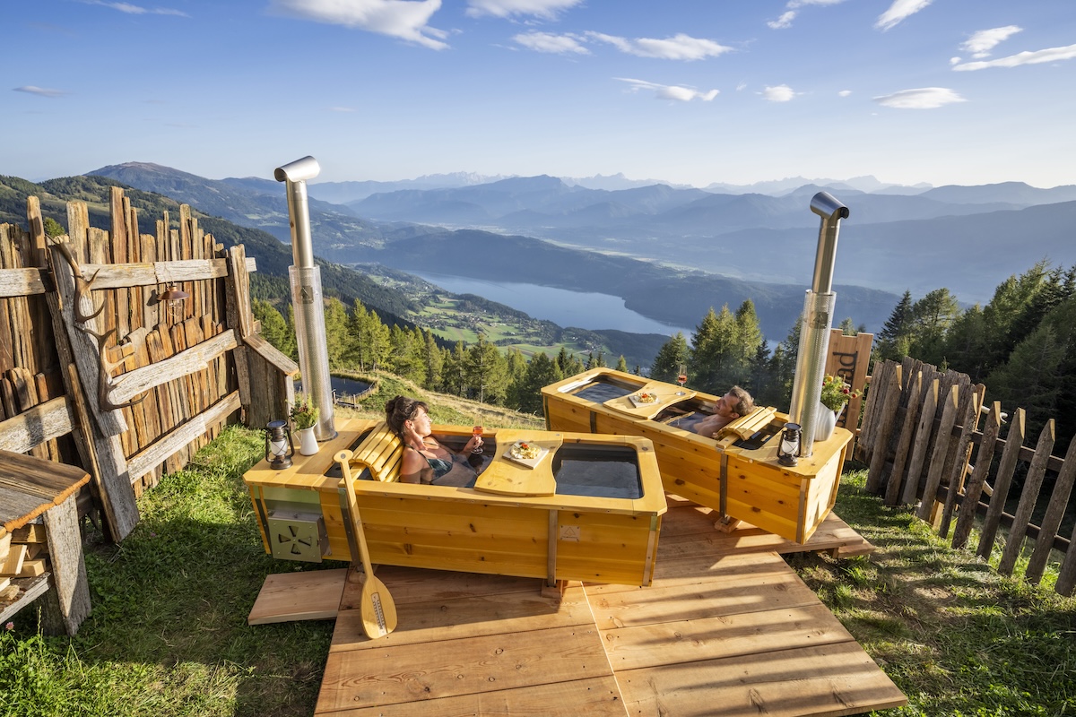 Entspannung hoch über dem Millstätter See: Baden im Holztrog auf der Alexander Alm