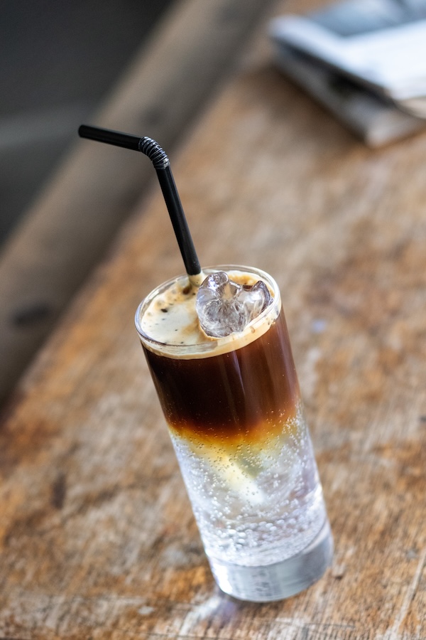 Espresso Tonic ist ein erfrischendes Mischgetränk ohne Alkohol.