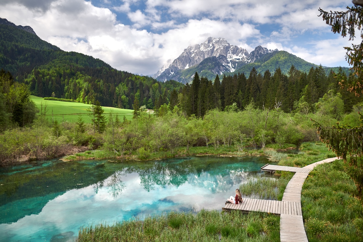 Bei der Wanderung am Juliana Trail lädt das Naturreservat Zelenci mit seinem grünen See zum Verweilen ein.