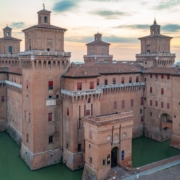 Das beeindruckende Wasserschloss Castello Estenese ist das Wahrzeichen von Ferrara.