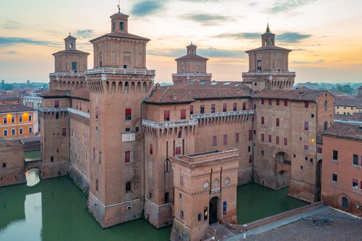 Das beeindruckende Wasserschloss Castello Estenese ist das Wahrzeichen von Ferrara.