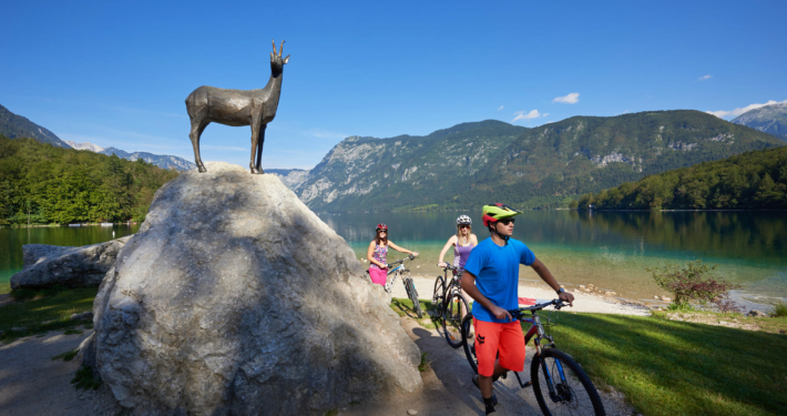 Auch mit dem Rad kann man das Schutzgebiet erkunden - wie hier am Bohinjer See.