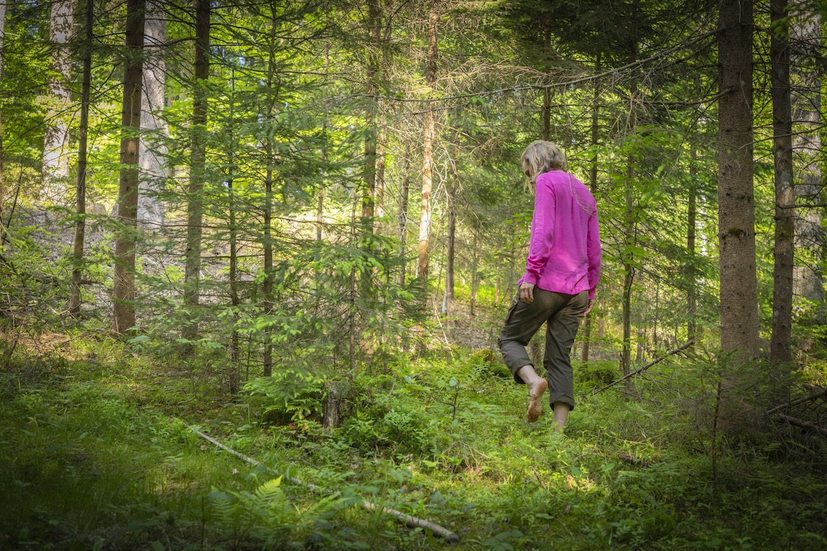 Mit Bedacht und ganz aufmerksam durch den Wald gehen, eine neue Erfahrung.