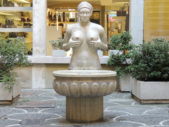 Die „Fontana delle Tette“ im Hof des Palazzo Zignoli ist eine Replik, das Original steht im Palazzo dei Trecento.