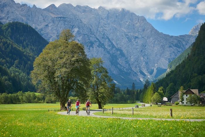 Das Logartal am Fuße der mächtigen Felswände der Steiner Alpen zählt zu den schönsten Hochtälern der Alpen.