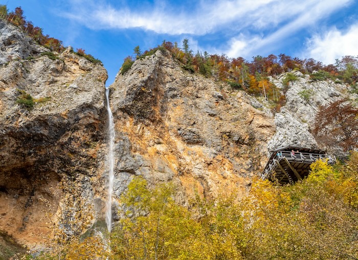 Vom „Adlernest“ kann man den Rinka-Wasserfall ganz aus der Nähe bestaunen.