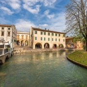 Der Fischmarkt (rechts) liegt am Cagnan Grando, am romantischen Kanal findet man auch gemütliche Osterien und Bars. 