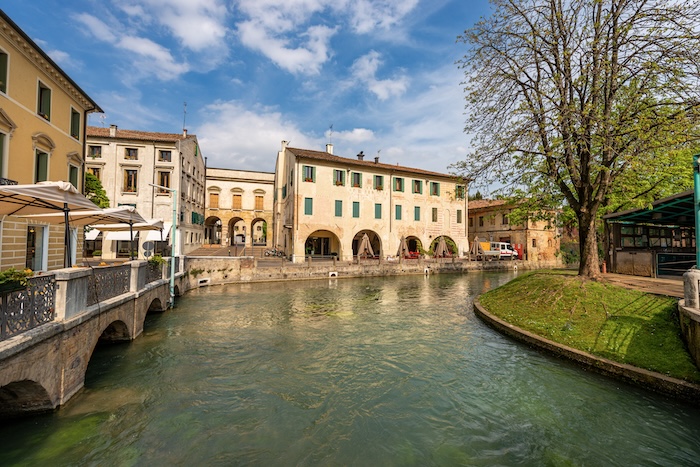 Der Fischmarkt (rechts) liegt am Cagnan Grando, am romantischen Kanal findet man auch gemütliche Osterien und Bars. 