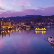 Stimmungsvoll: Der schwimmende Adventkranz in der Bucht vor dem Schlosshotel Velden.