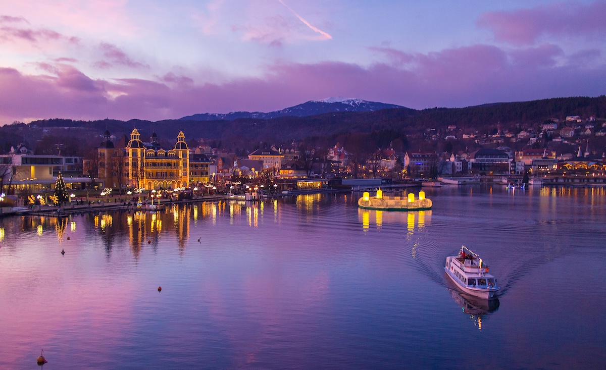 Stimmungsvoll: Der schwimmende Adventkranz in der Bucht vor dem Schlosshotel Velden.