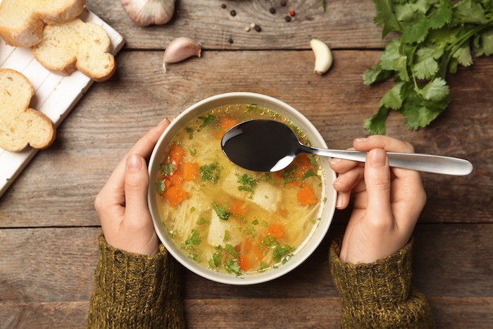 Eine echte Hühnersuppe schmeckt nicht nur gut, sondern ist auch ein altes Hausmittel gegen Erkältung.