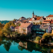 Novo Mesto, die idyllische Hautstadt der Region Doljenska, liegt am Fluss Krka.