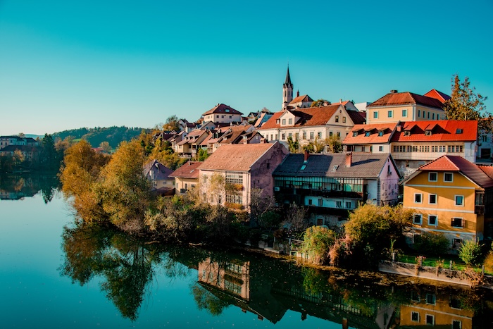 Novo Mesto, die idyllische Hautstadt der Region Doljenska, liegt am Fluss Krka.