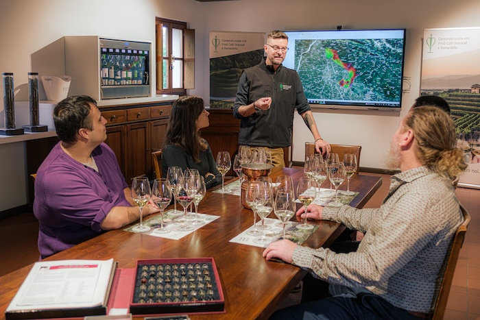 Bei der Tasting Academy mit Matteo Bellotto wird nicht nur Wein verkostet, sondern man erfährt alles über das Gebiet und seine Weine.