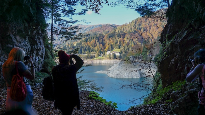 Der idyllische Lago di Sauris ist ein künstlich angelegter See, seine hohe Staumauer liegt gleich neben der Straße und ist begehbar.