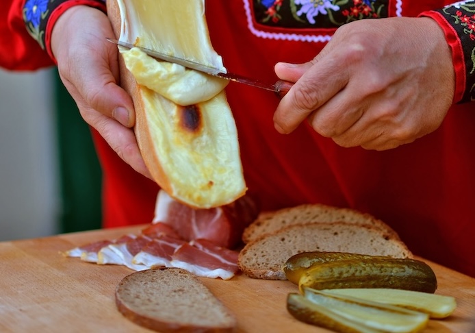 In der Schweiz wird der Käse am Stück geschmolzen und aufs Brot geschabt.