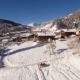 Herrlicher Blick auf das verschneite Sauris di Sotto mit seinen typischen Häusern aus Holz und Stein.