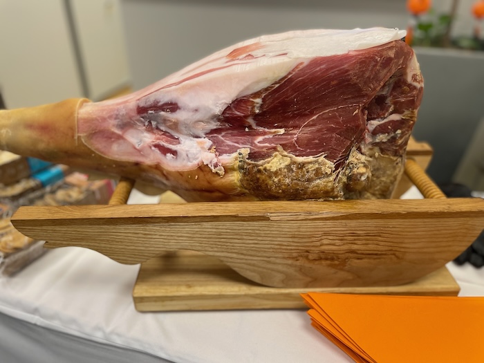 Der Prosciutto di Sauris IGP wird in der Schinkenmanufaktur Wolf nach altem Familienrezept hergestellt.