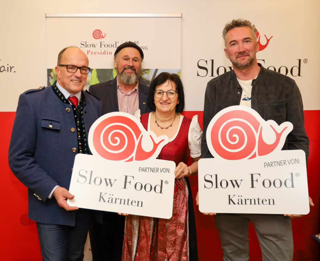 Andreas Jobst rechts im Bild mit dem Prädikat der Slow Food Schnecke