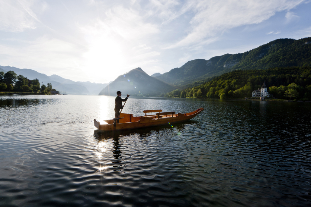 Romantische Plättenfahrt über den Grundlsee, dem größten See der Steiermark.
